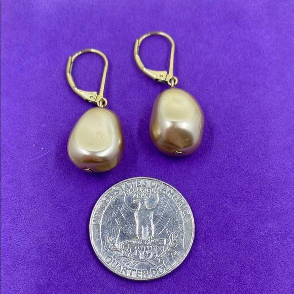 💛 Free Gold Tone Faux Pearl Drop Earrings - Picture 2 of 4